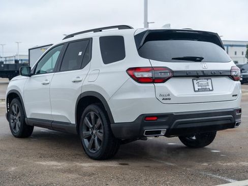 Used 2025 Honda Pilot Sport image 5