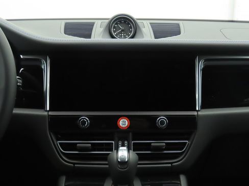 Used 2025 Porsche Macan AWD/4WD image 17