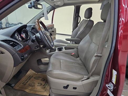 Used 2013 Chrysler Town & Country Limited w/ Luxury Group FWD image 19