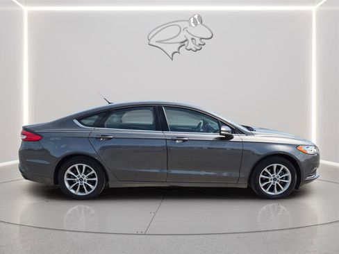 Used 2017 Ford Fusion SE w/ Fusion SE Technology Package FWD image 6