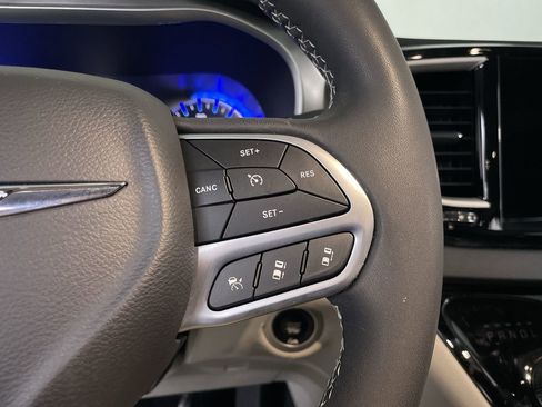 Used 2023 Chrysler Pacifica Touring-L image 27