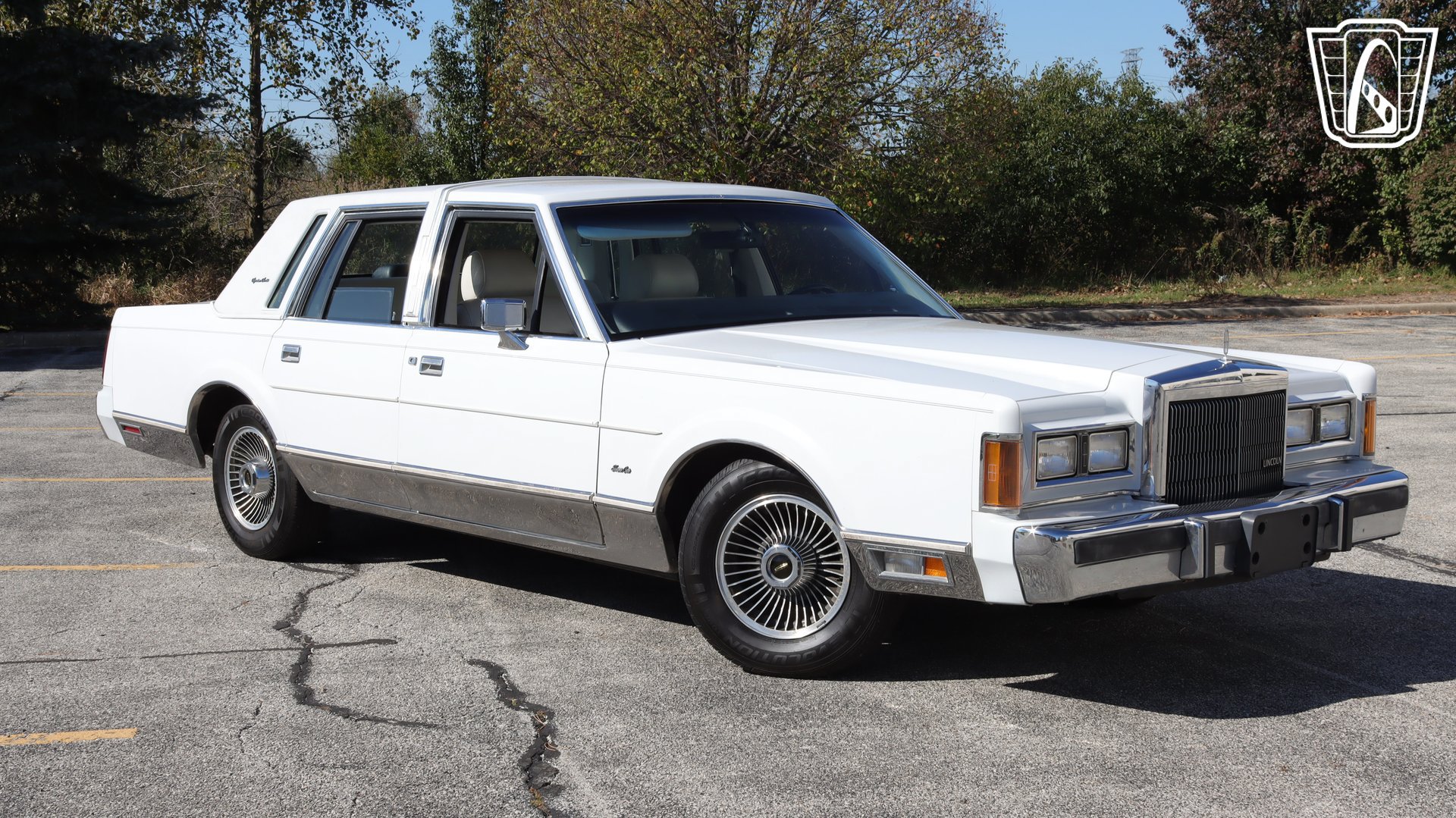 Used 1989 Lincoln Town Car Signature RWD image 3
