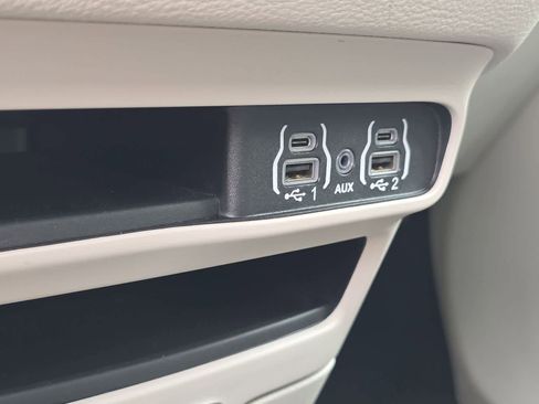 Used 2024 Chrysler Pacifica Limited FWD image 24