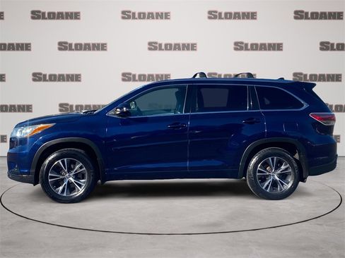 Used 2016 Toyota Highlander XLE image 2