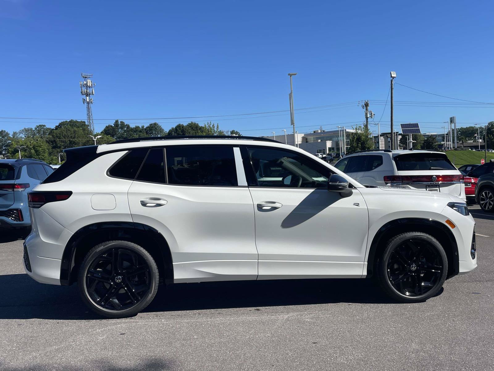 New 2026 Volkswagen Tiguan SE R-Line FWD image 8