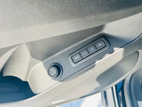 Used 2023 Chevrolet Equinox Premier image 16