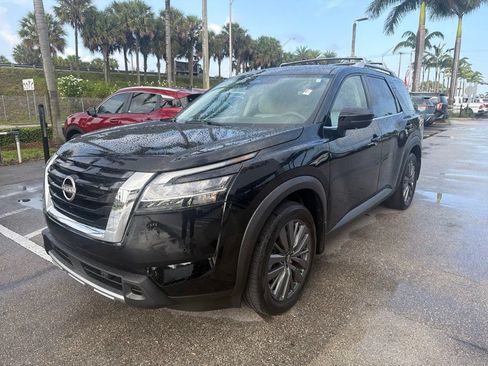 Used 2024 Nissan Pathfinder SL w/ SL Premium Package FWD image 3