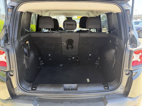 Used 2019 Jeep Renegade Latitude w/ Cold Weather Group AWD/4WD image 12