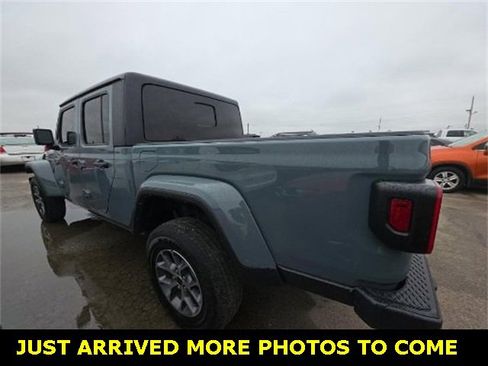 Used 2024 Jeep Gladiator Sport image 2
