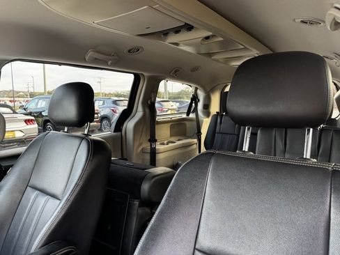 Used 2015 Chrysler Town & Country Touring w/ Driver Convenience Group image 23