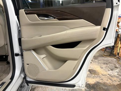 Used 2016 Cadillac Escalade Luxury AWD/4WD image 34
