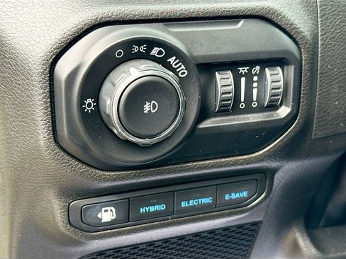 Used 2022 Jeep Wrangler Unlimited Sahara AWD/4WD image 11