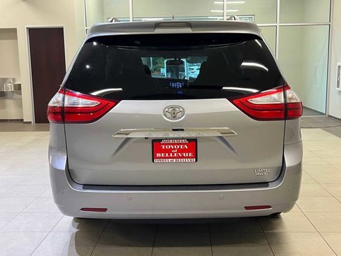 Used 2017 Toyota Sienna Limited Premium image 5