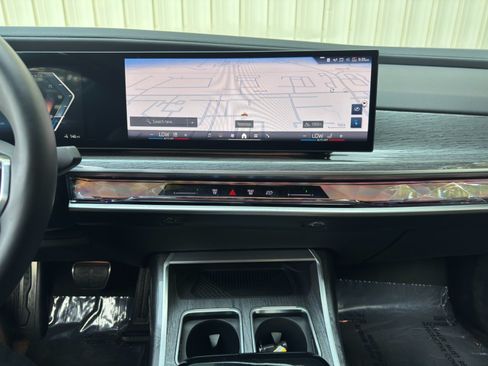 Used 2023 BMW i7 xDrive60 w/ Executive Package 2 AWD/4WD image 24