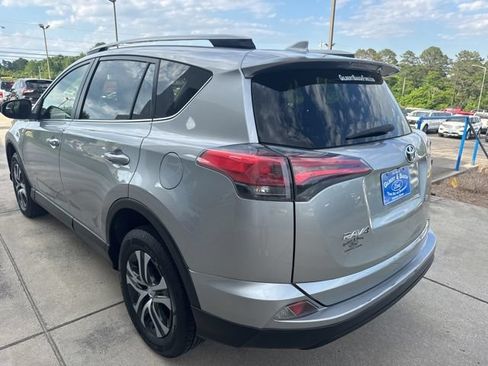 Used 2018 Toyota RAV4 LE FWD image 5