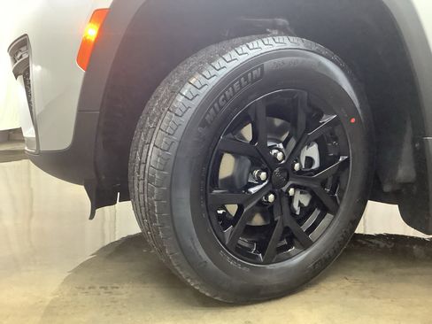 New 2026 Jeep Grand Cherokee Altitude AWD/4WD image 28