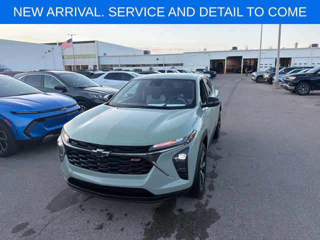 Used 2024 Chevrolet Trax RS w/ Driver Confidence Package FWD image 2