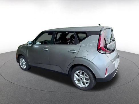 Used 2025 Kia Soul LX w/ LX Technology Package FWD image 10