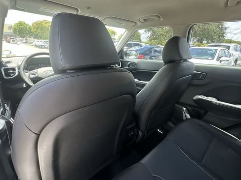 Used 2024 Hyundai Venue Limited FWD image 15