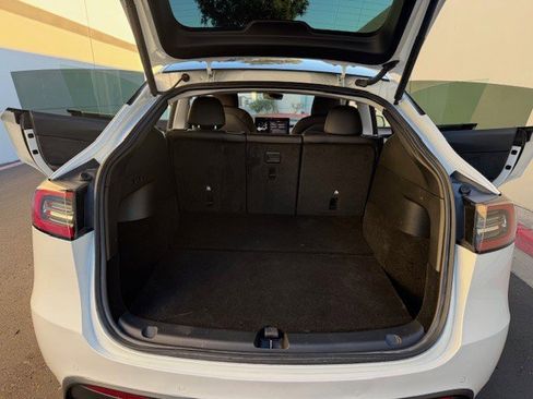 Used 2022 Tesla Model Y Long Range image 16