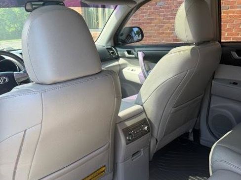 Used 2012 Toyota Highlander SE w/ Tow Pkg AWD/4WD image 13