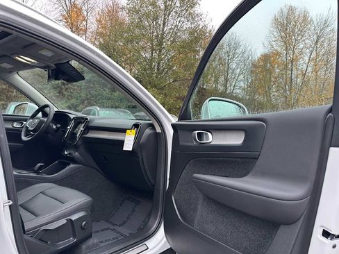 Used 2025 Volvo XC40 B5 Core w/ Protection Package Premier image 11