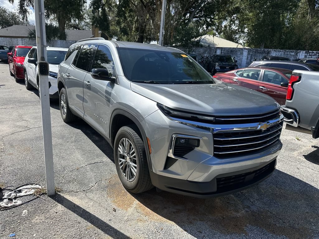 Used 2025 Chevrolet Traverse LT FWD image 1