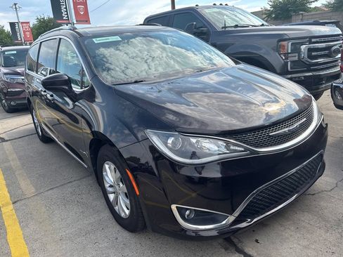 Used 2018 Chrysler Pacifica Touring-L Plus FWD image 1