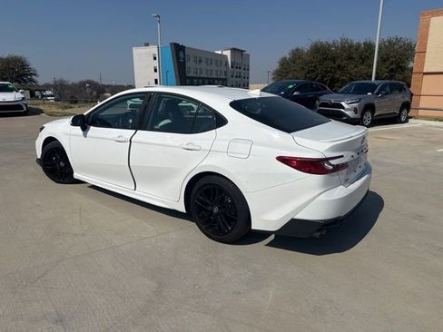 Used 2025 Toyota Camry SE image 5