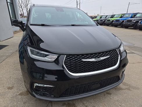 Used 2024 Chrysler Pacifica Touring-L image 15