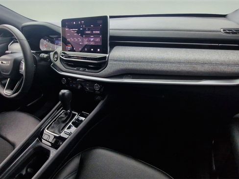 Used 2024 Jeep Compass Latitude image 31