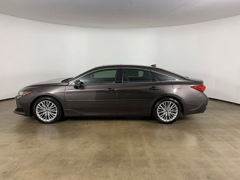 Used 2019 Toyota Avalon Limited image 16