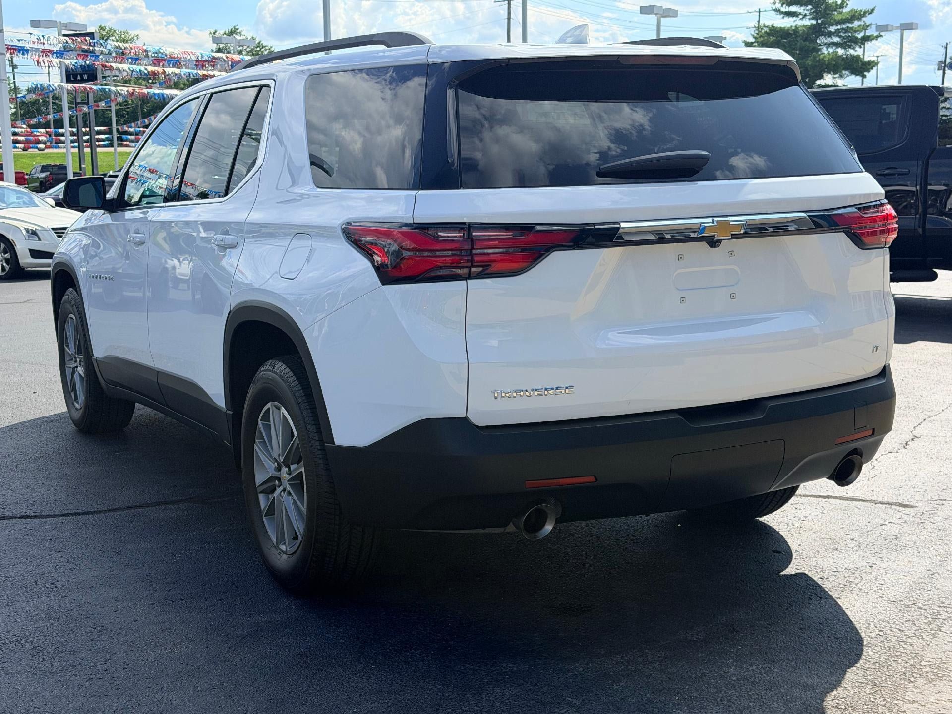 Used 2023 Chevrolet Traverse LT FWD image 7