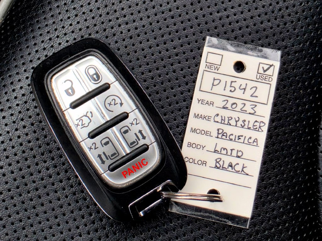 Used 2023 Chrysler Pacifica Limited FWD image 85