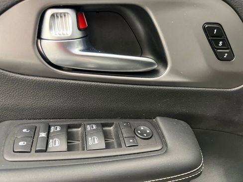 Used 2025 Chrysler Pacifica Select FWD image 12