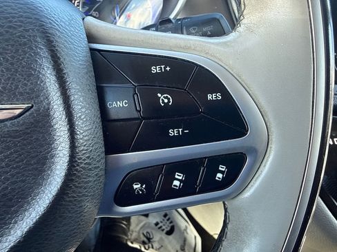 Used 2017 Chrysler Pacifica Limited FWD image 25