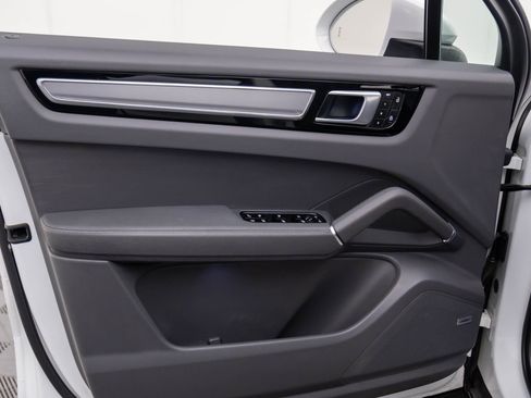 Certified 2022 Porsche Cayenne Platinum Edition image 14
