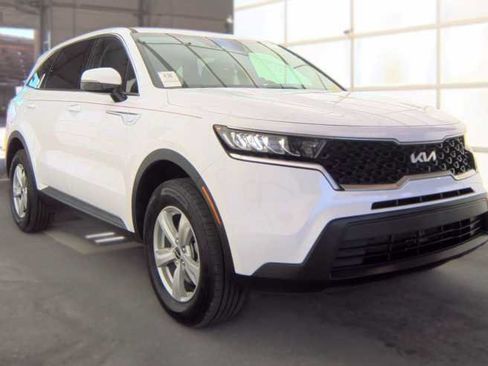 Used 2023 Kia Sorento LX AWD/4WD image 2