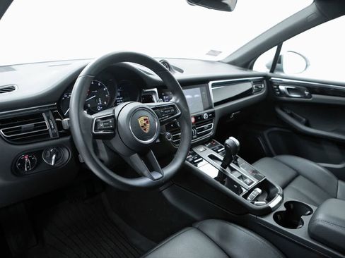 Certified 2026 Porsche Macan AWD/4WD image 4