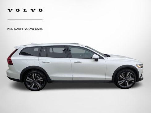 Certified 2025 Volvo V60 B5 Cross Country Plus image 2