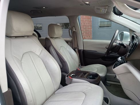 Used 2017 Chrysler Pacifica Touring-L FWD image 12
