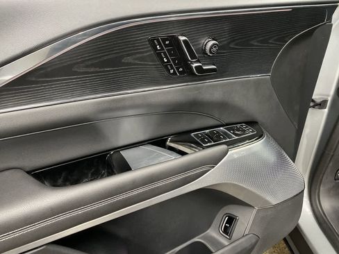 Used 2024 Cadillac Lyriq Luxury w/ LPO, Floor Liner Package AWD/4WD image 15