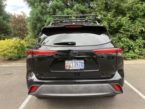 Used 2023 Toyota Highlander XLE AWD/4WD image 23