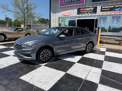 Used 2019 Volkswagen Jetta SE image 2