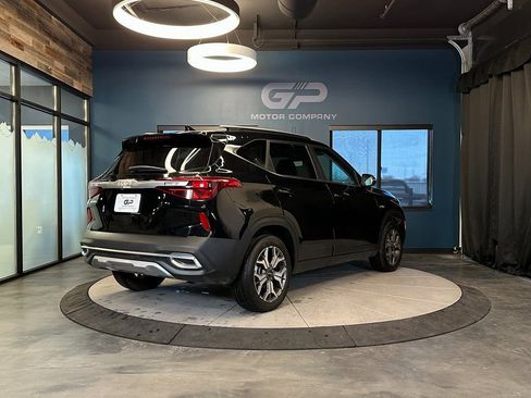 Used 2023 Kia Seltos EX image 3