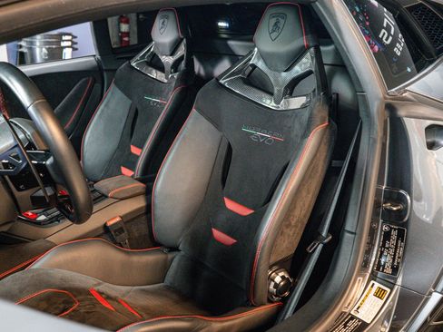 Used 2021 Lamborghini Huracan EVO RWD image 8