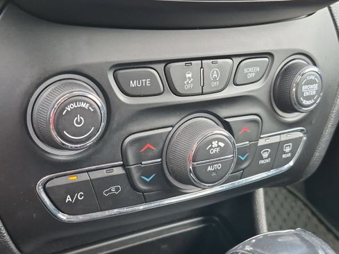 Used 2020 Jeep Cherokee Trailhawk w/ Cold Weather Group AWD/4WD image 30