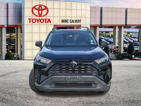 Used 2021 Toyota RAV4 LE FWD image 2