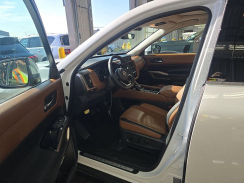 Used 2025 Nissan Pathfinder Platinum image 11