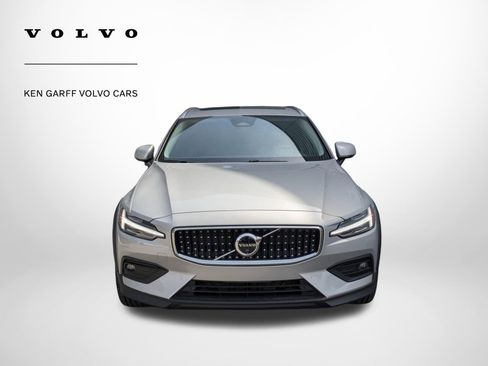 Used 2025 Volvo V60 B5 Cross Country Plus image 9